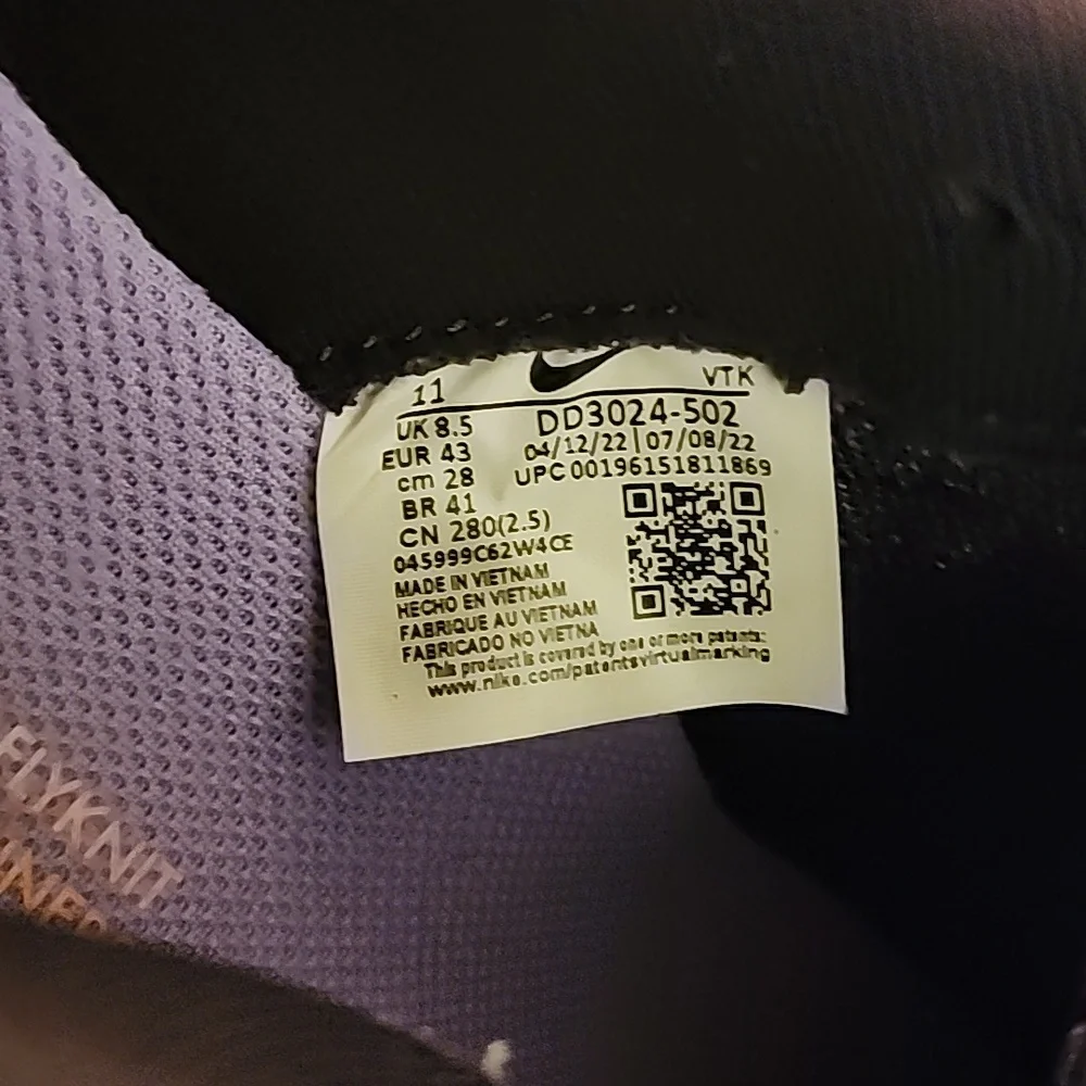 Womens Nike Shoes - Picture 3 of 5